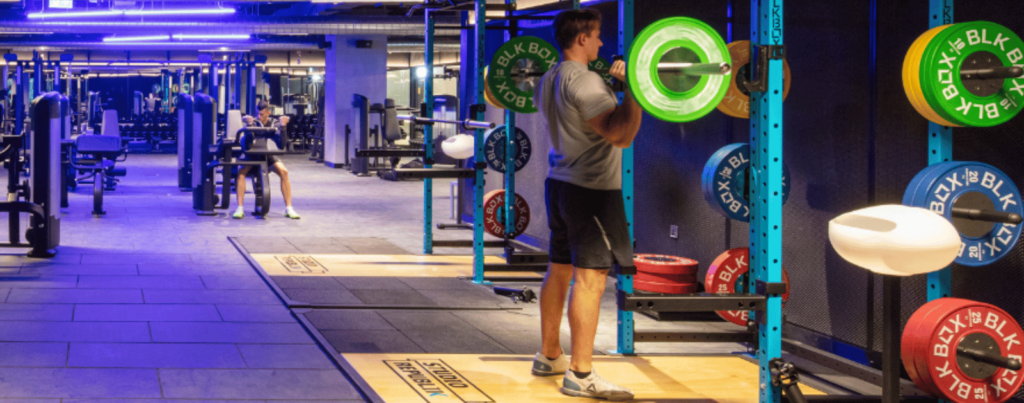 a man is trying to lift in studio republik GYM