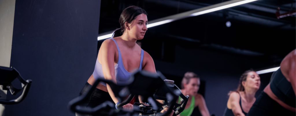 woman is cycling in spin classes in studiorepublik